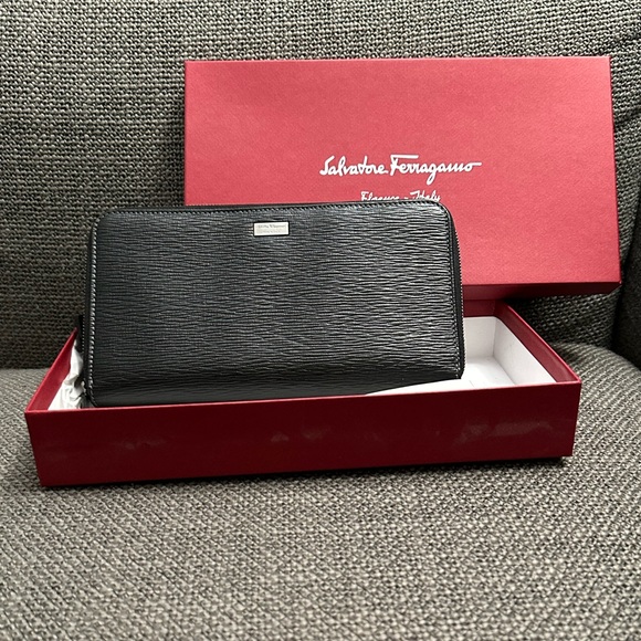 NEW. Salvatore Ferragamo Nero Pebble Leather Double Zip Wallet